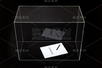 合同和笔都放在透明的盒子里