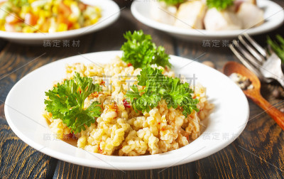 配肉和蔬菜的碾碎干gur