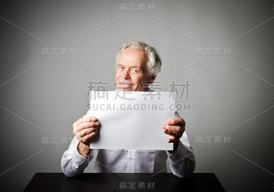 穿白色衣服的老人手里拿着白纸。