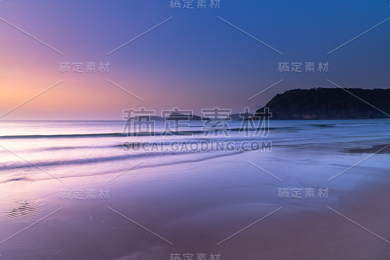 晴朗的天空和烟雾霾夏季日出海景