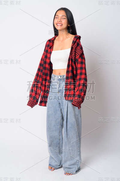 全身照片快乐年轻美丽的亚洲潮女人闭上眼睛