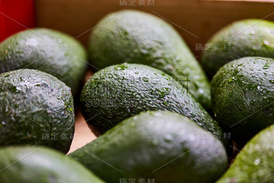 新鲜的热带鳄梨水果与水滴近距离特写(微距镜头)