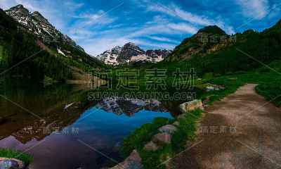 大全景栗色铃铛湖镜反射岩石山的完美