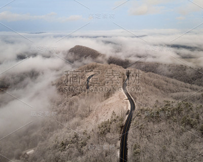 鸟瞰图蜿蜒的北卡罗莱纳州山路在雪
