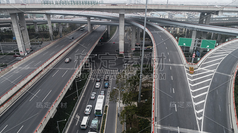 多云天气城市公路和立交桥鸟瞰图