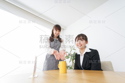 在咖啡馆工作的女人