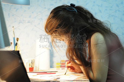 用画笔作画的女艺术家