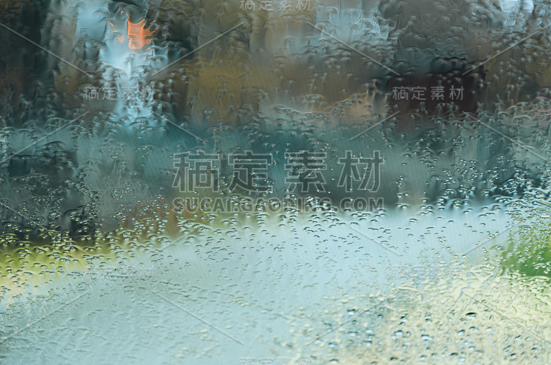 小雨打在窗口