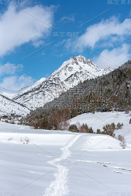 安道尔卡尼罗的安格斯山谷下大雪。