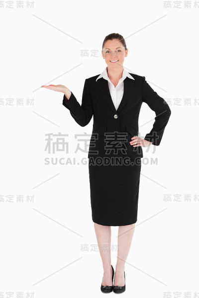穿着西装的迷人女子展示了一个复印空间