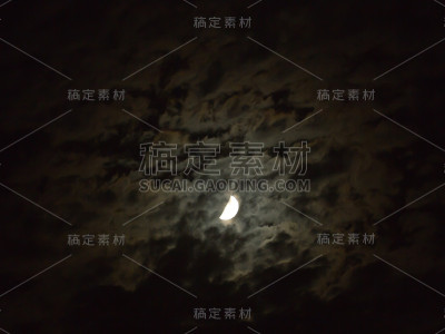 晚上月亮和云