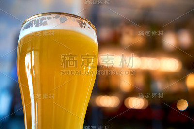 在酒吧喝杯啤酒