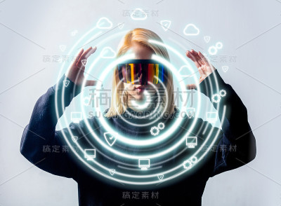 女程序员戴着虚拟眼镜处理个人数据