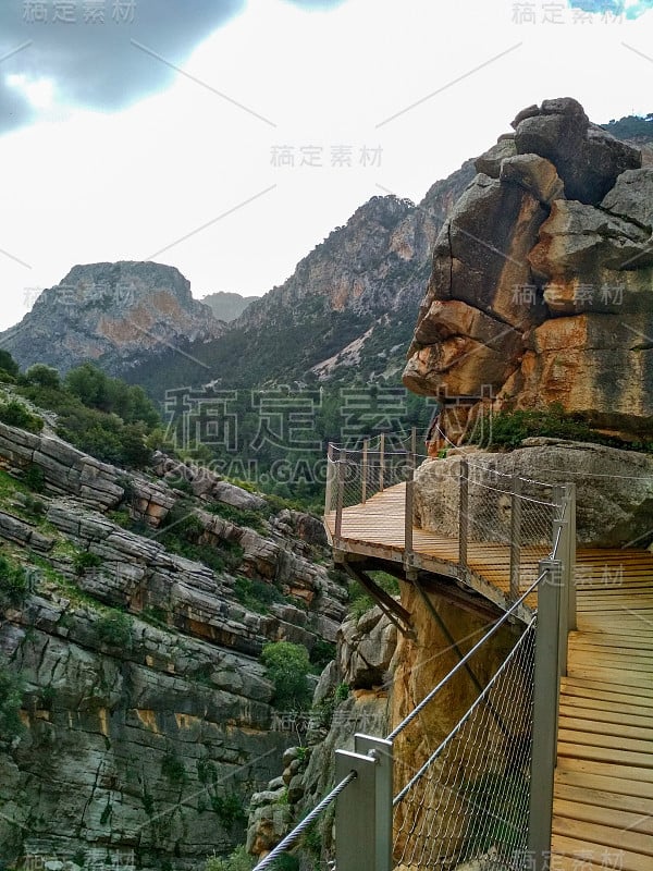 世界上最危险的小径之一“国王之路”(El Caminito del Rey)的广角人行道于2015年