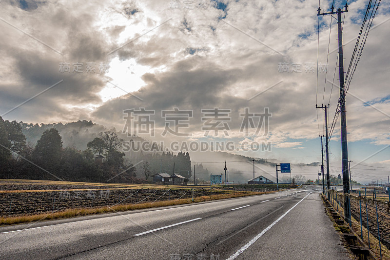 美丽的薄雾清晨道路到Miyama村，京都，日本