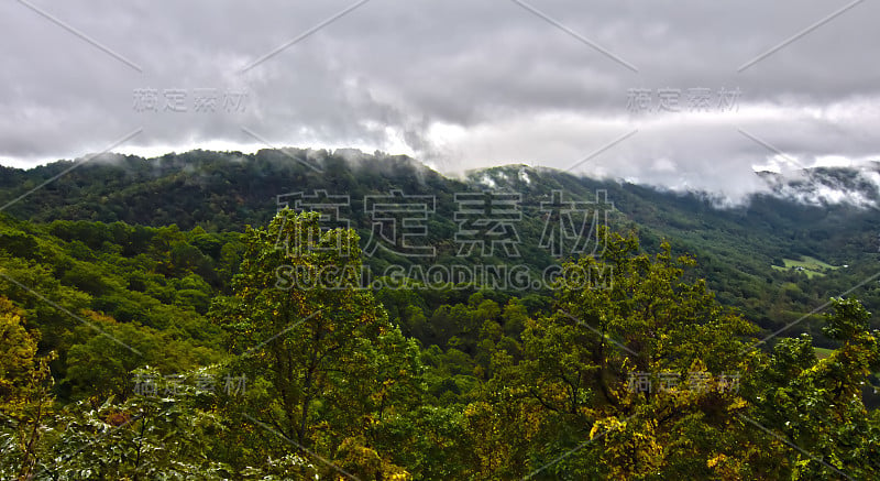 维吉尼亚州罗阿诺克周围的山景