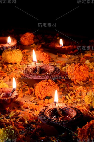 在排灯节庆祝期间点燃的粘土迪亚灯。问候卡设计印度的光节日称为排灯节