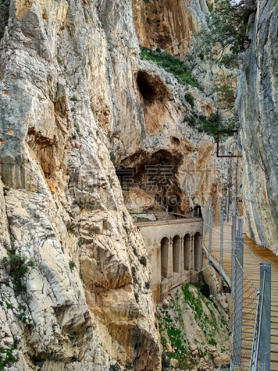 世界上最危险的小径之一“国王之路”(El Caminito del Rey)的广角人行道于2015年