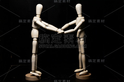 两个画着的人体模型热情地互相握手