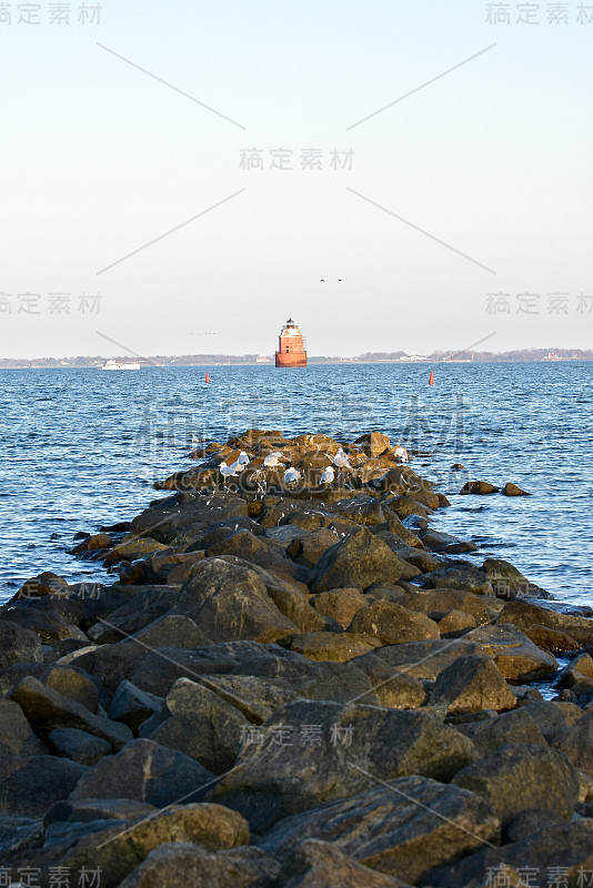 码头旁的海湾里有灯塔