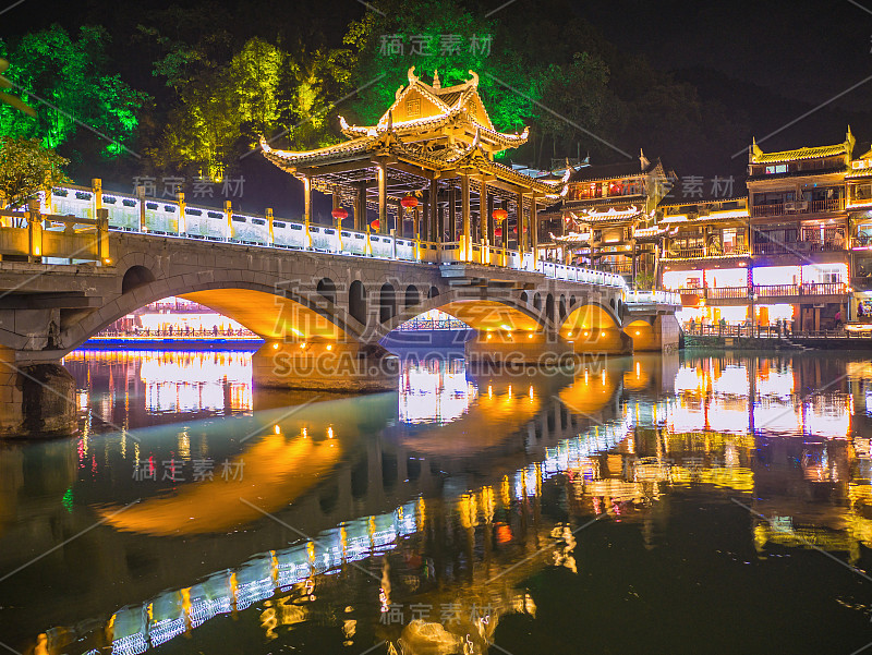 夜景凤凰古城桥的风景