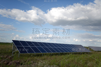 太阳能电池板在野外。