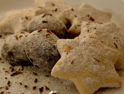 盘子里放着新鲜的饼干