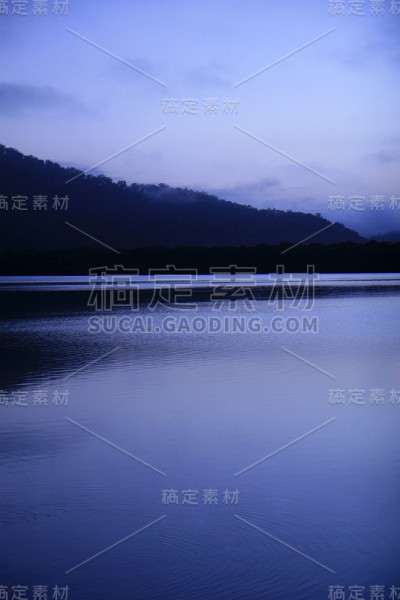 多雾的