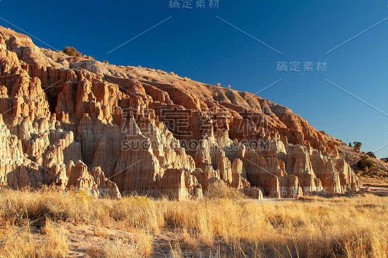 沙漠峡谷景观被美丽的金色光芒照亮。