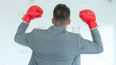 商人的背部戴拳击手套和殴打或警卫在白色的背景。