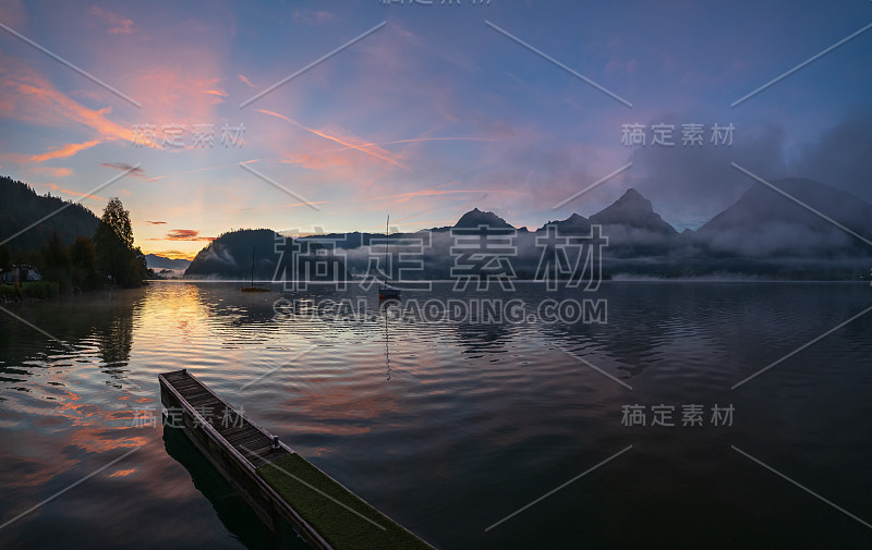 秋天宁静的阿尔卑斯山山间湖泊。日出Wolfgangsee湖景，圣沃尔夫冈im Salzkammerg