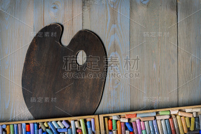 彩色蜡笔和调色板