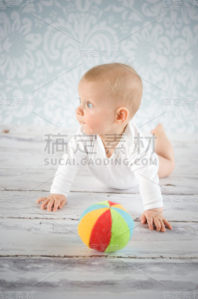 婴儿与球