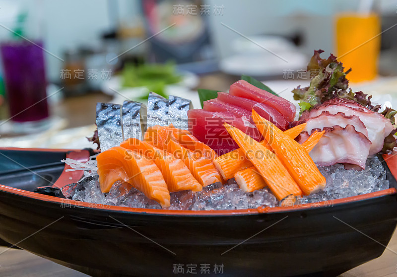 日本食品生鱼片(生的切片鱼，日本生的新鲜鱼片(生鱼片)，什锦日本生鱼片