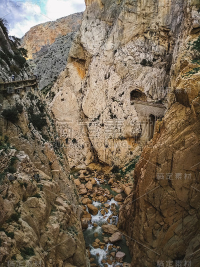 世界上最危险的小径之一“国王之路”(El Caminito del Rey)的广角人行道于2015年