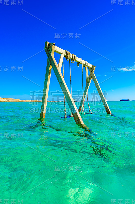 在清澈湛蓝的海水中摇摆-橙色海湾海滩与白色海滩-吉敦岛天堂般的海岸线，马赫米亚，赫尔加达，红海，埃及