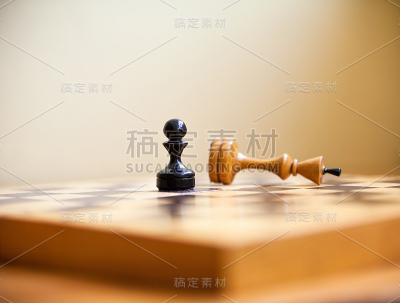 Pawn战胜了国王。棋子。