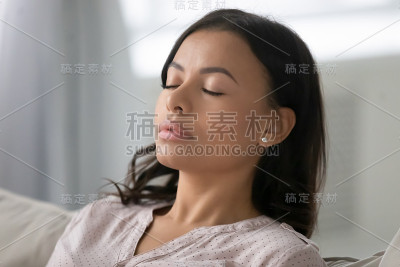 冷静的非裔美国妇女在沙发上打盹