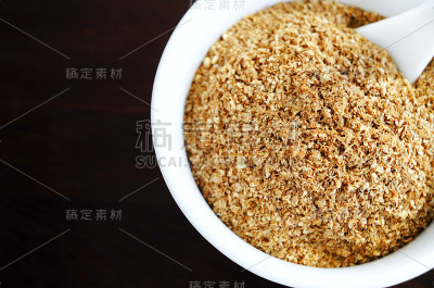 把麦麸放在碗里