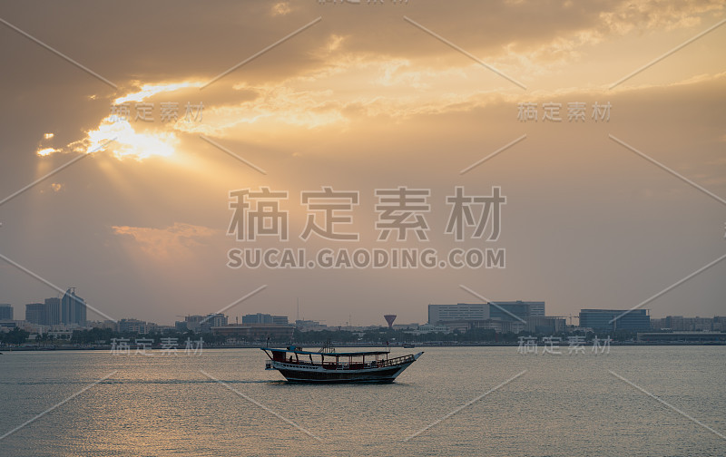 冬季的一天，多哈湾的美丽景色在日落与三角帆的背景