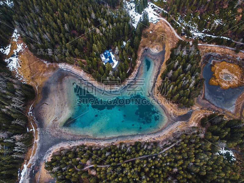 从上到下无人机拍摄的绿湖(Grüner See)，位于奥地利斯蒂里亚的布鲁克河畔。