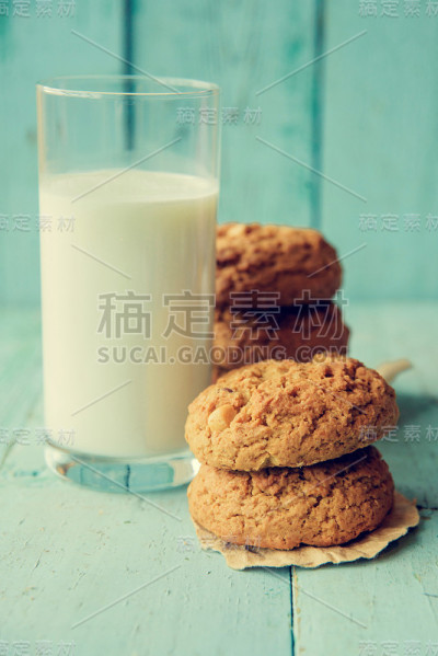 一盘花生酱燕麦饼干和一杯冷牛奶。这些饼干是完全素食的，牛奶是杏仁奶。