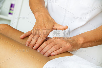 对一个女人的腿部进行按摩和理疗