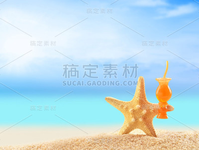 疯狂的海星在海滩上玩耍