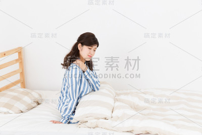 穿着睡衣的女人，闷闷不乐