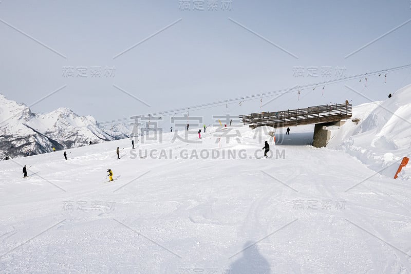 意大利塞斯特里埃和索泽的滑雪者