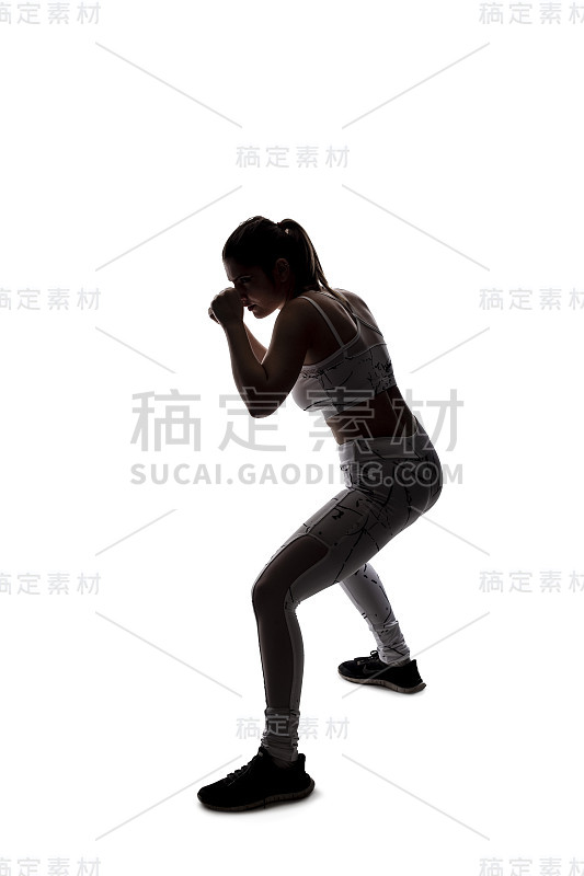 一个女性运动员的剪影在一个战斗姿态出拳