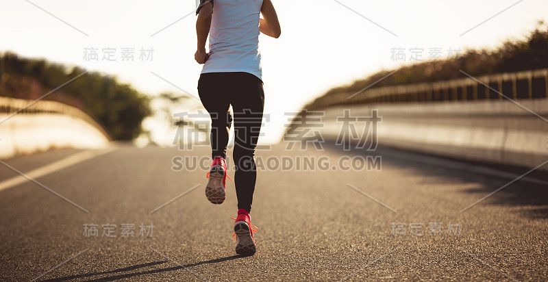 健身女性在城市道路上跑步