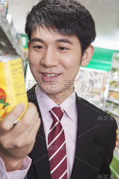 商人在超市看罐头