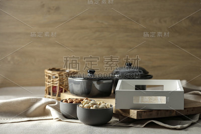 在一张木制桌子上放着复活节彩蛋的静物，桌子上盖着一块桌布，上面有一个广告产品的空间。室内舒适的家。